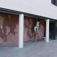 Pinturas Juan Sevilla exterior con paredes rojas y blancas